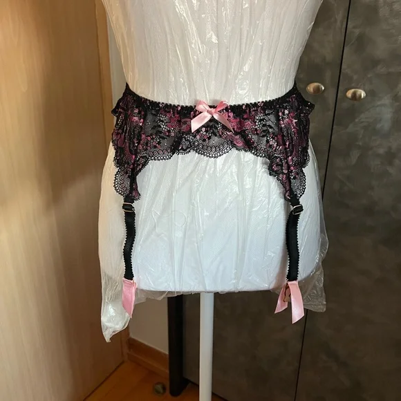 Agent Provocateur Black and Pink Lace Garter Belt - Picture 1 of 8
